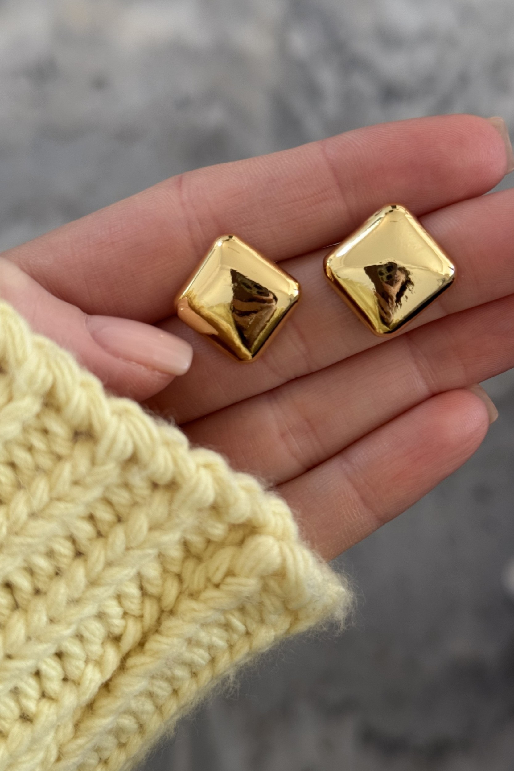 Σκουλαρίκια square